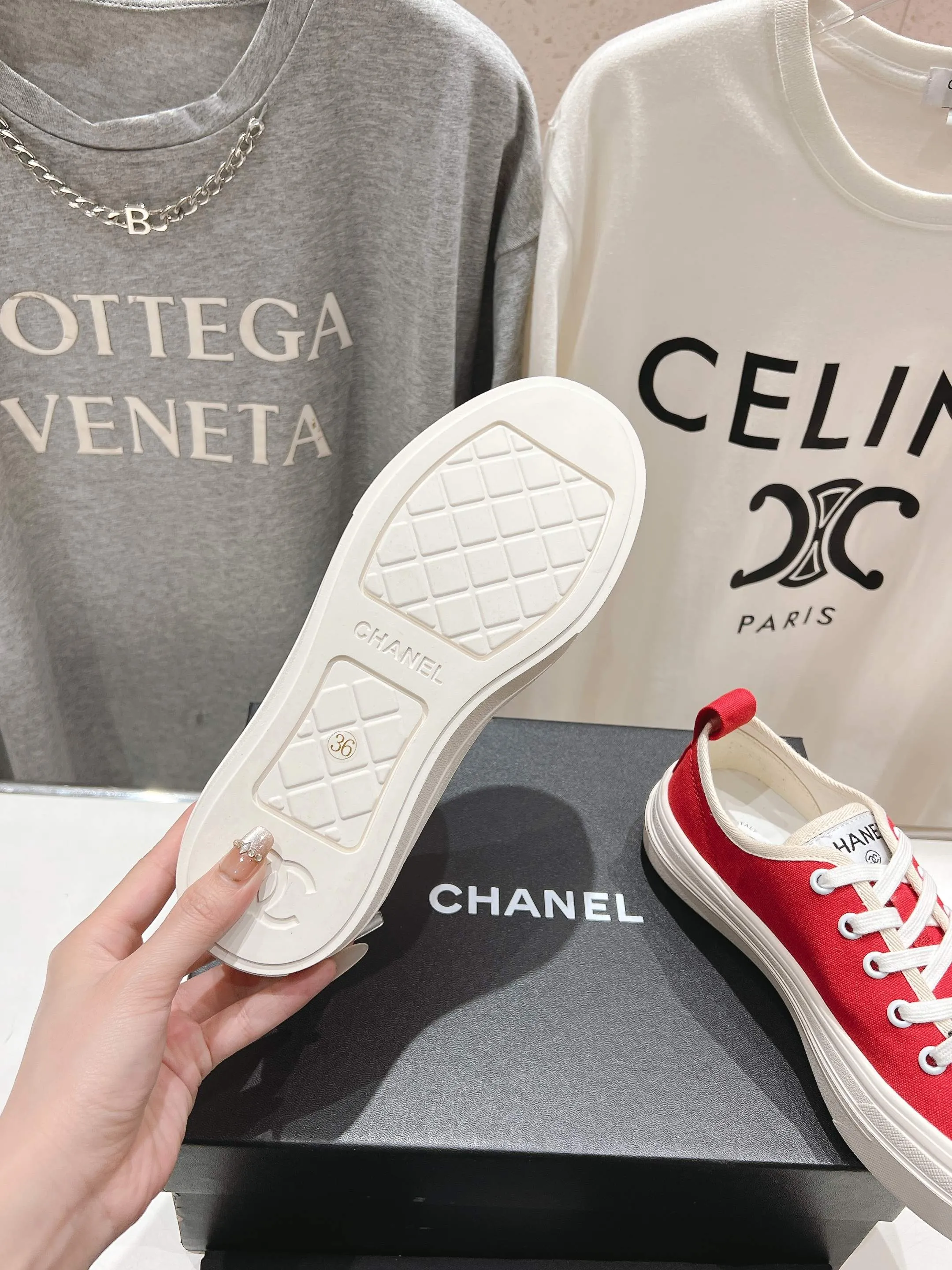 👟👟Ex-factory price 400👟👟 Chanel* Xiaoxiang 2025ss latest casual shoes, the currently super popular biscuit shoes. Internet celebrity Xiaohongshu is crazy about hot recommendations. The silly and cute style has a retro flavor! The shape is special and very recognizable. It makes your legs slimmer and longer. It is absolutely powerful. It is also very comfortable to wear. It has good looks. It is comfortable and increases your height. I must recommend it to everyone. The main feature of this year's series is minimalist style. ✔Fabric: original customized canvas. ✔Feet: water-dyed cowhide, comfortable on the feet. ✔Outsole: open-molded high-elastic rubber platform sole. ✔Number: 35-39.